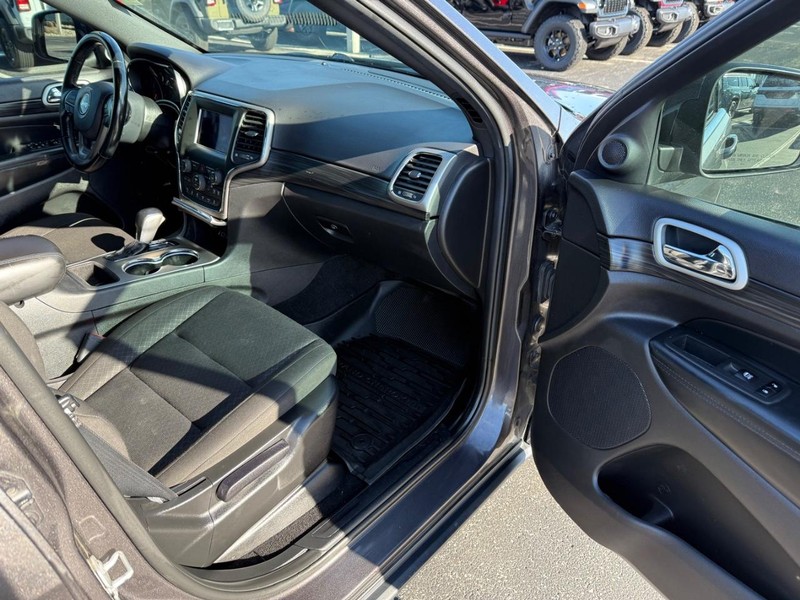 Jeep Grand Cherokee Vehicle Full-screen Gallery Image 15