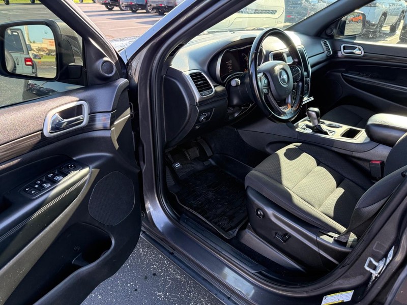 Jeep Grand Cherokee Vehicle Full-screen Gallery Image 17