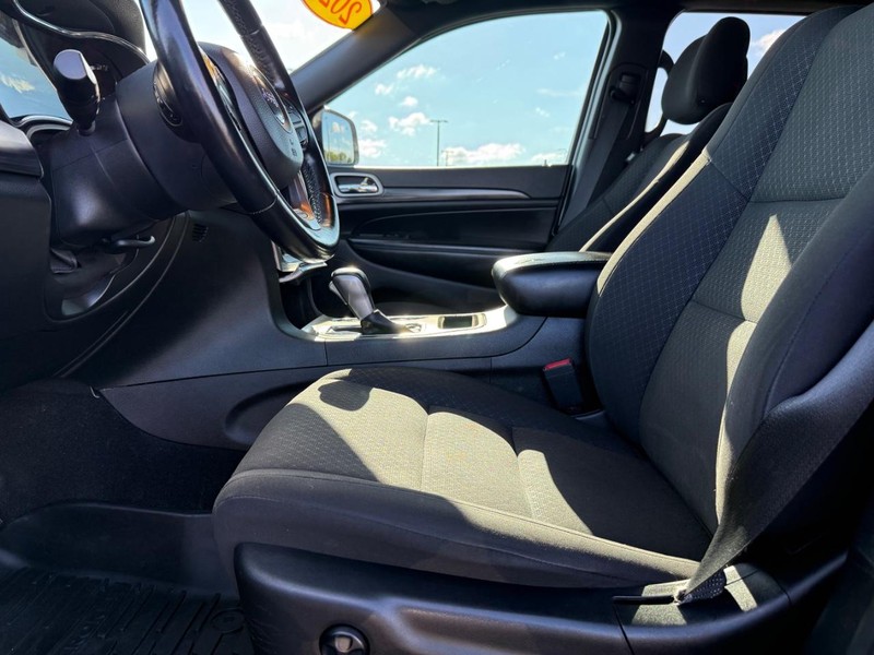 Jeep Grand Cherokee Vehicle Full-screen Gallery Image 18