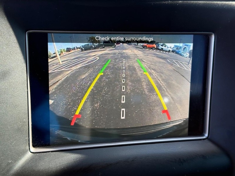 Jeep Grand Cherokee Vehicle Full-screen Gallery Image 24