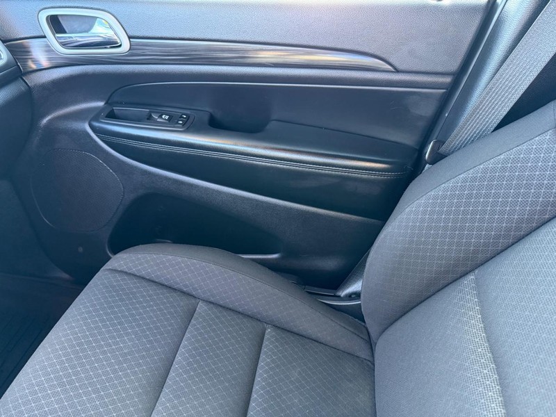 Jeep Grand Cherokee Vehicle Full-screen Gallery Image 28