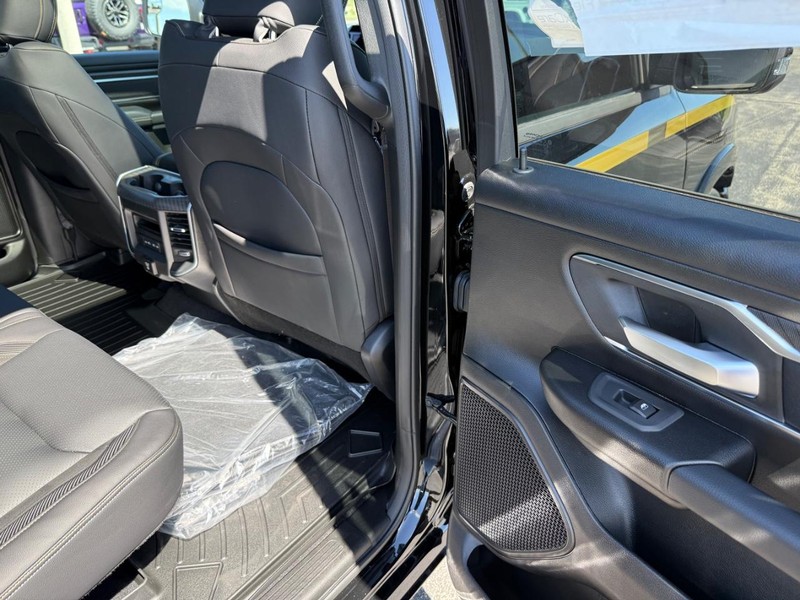 Ram 1500 Vehicle Full-screen Gallery Image 11