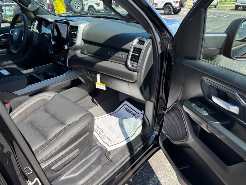 Ram 1500 Vehicle Full-screen Gallery Image 15