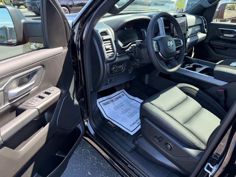 Ram 1500 Vehicle Full-screen Gallery Image 17