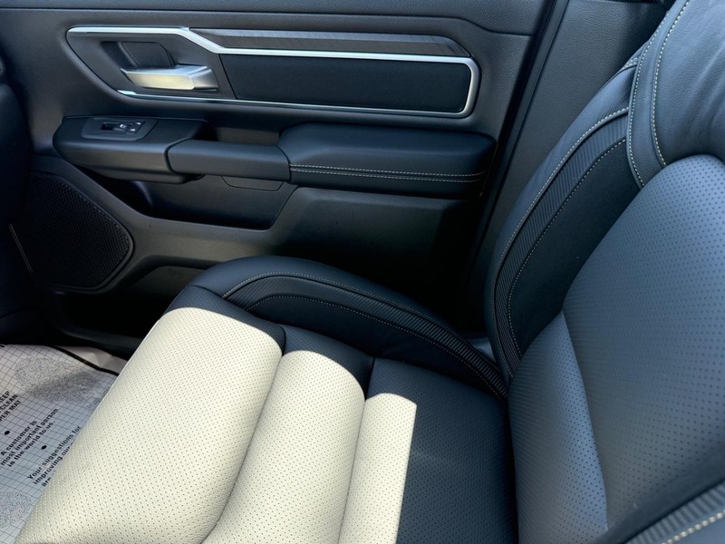 Ram 1500 Vehicle Full-screen Gallery Image 26