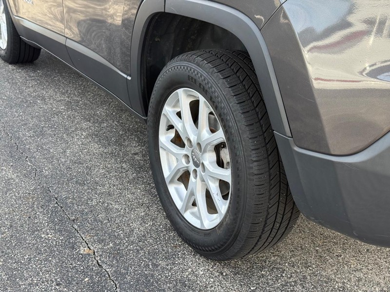Jeep Cherokee Vehicle Full-screen Gallery Image 6