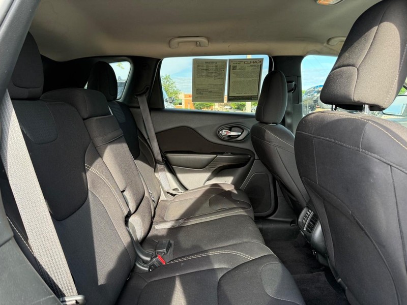 Jeep Cherokee Vehicle Full-screen Gallery Image 10