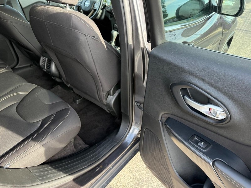 Jeep Cherokee Vehicle Full-screen Gallery Image 11