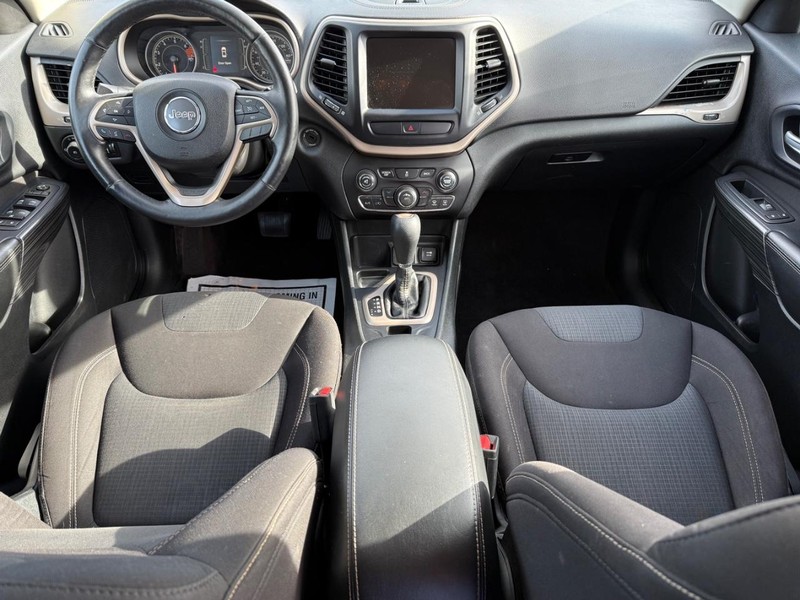 Jeep Cherokee Vehicle Full-screen Gallery Image 12