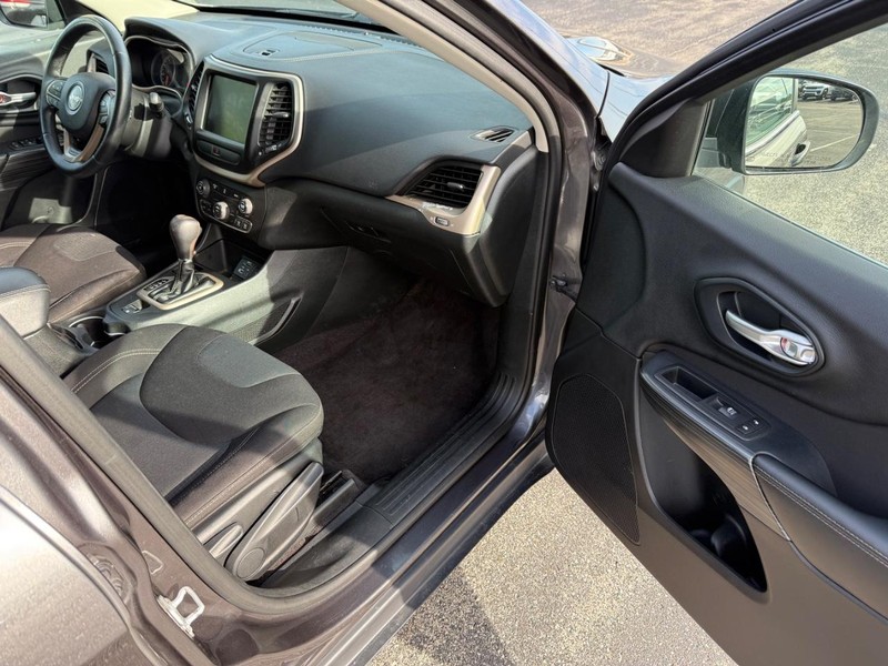 Jeep Cherokee Vehicle Full-screen Gallery Image 14
