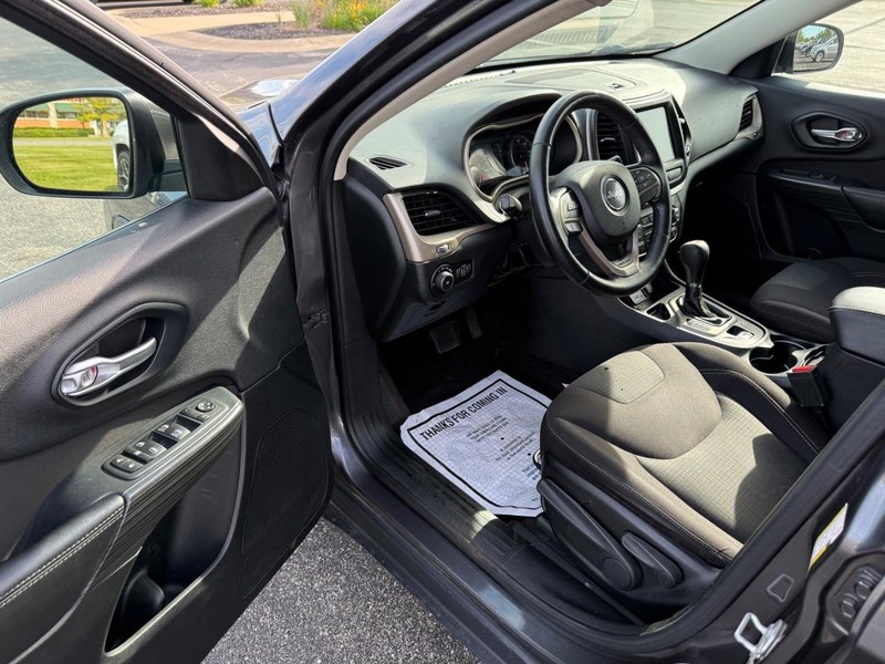 Jeep Cherokee Vehicle Full-screen Gallery Image 16