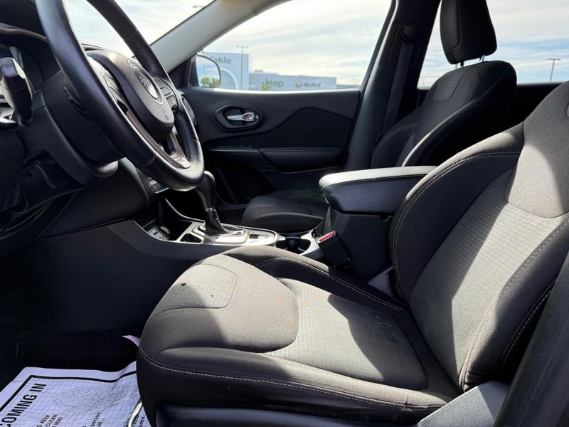 Jeep Cherokee Vehicle Full-screen Gallery Image 17