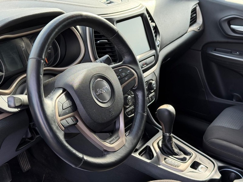 Jeep Cherokee Vehicle Full-screen Gallery Image 18