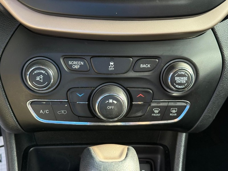 Jeep Cherokee Vehicle Full-screen Gallery Image 24
