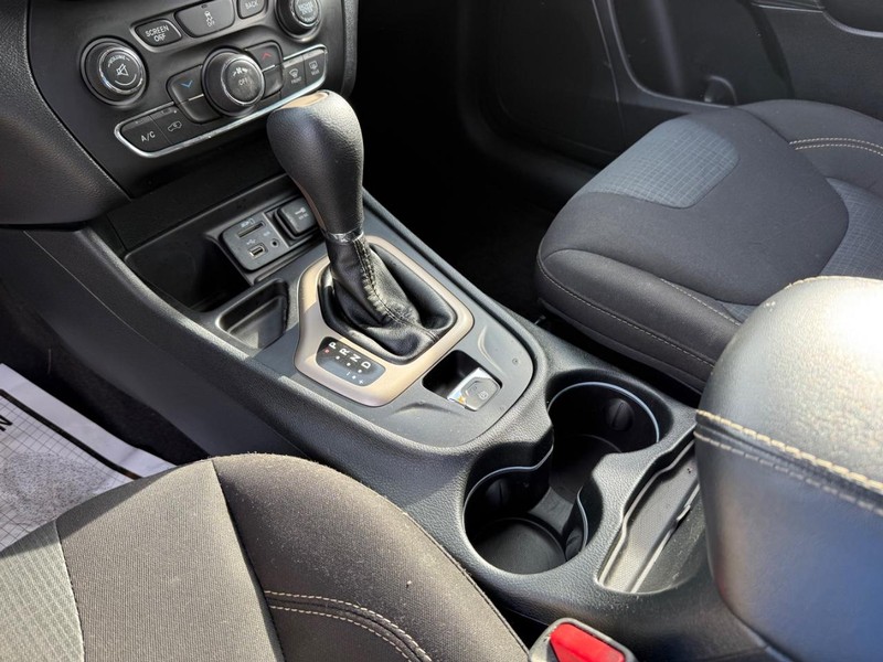 Jeep Cherokee Vehicle Full-screen Gallery Image 25