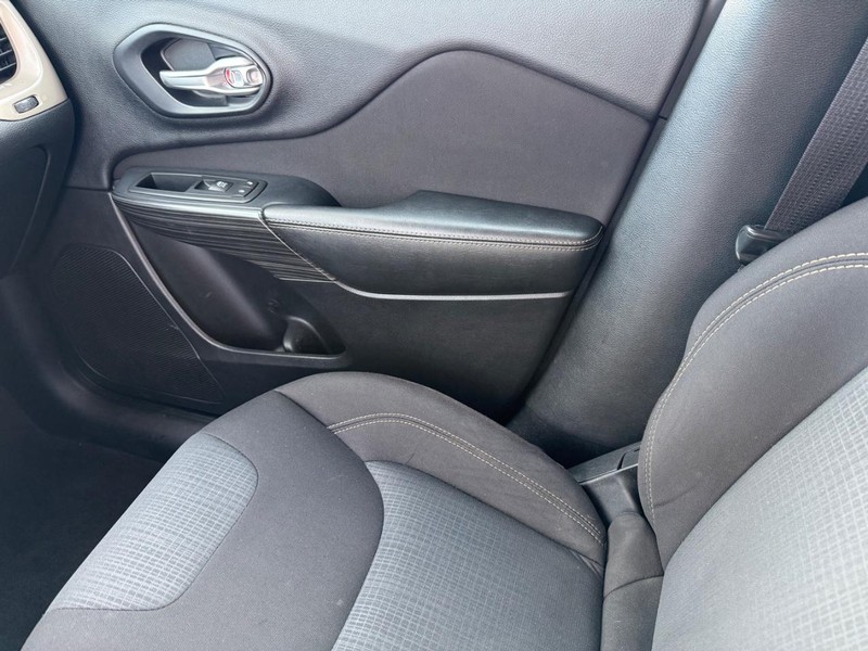 Jeep Cherokee Vehicle Full-screen Gallery Image 26