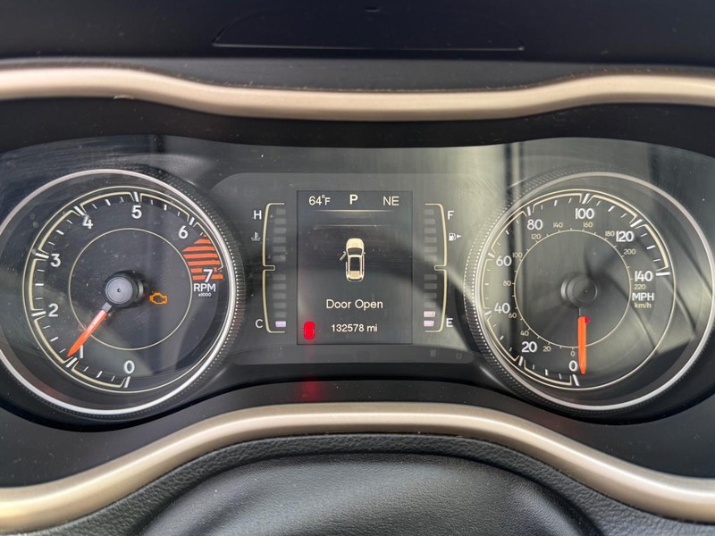 Jeep Cherokee Vehicle Full-screen Gallery Image 27