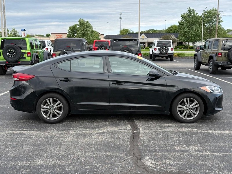 Hyundai Elantra Vehicle Full-screen Gallery Image 2
