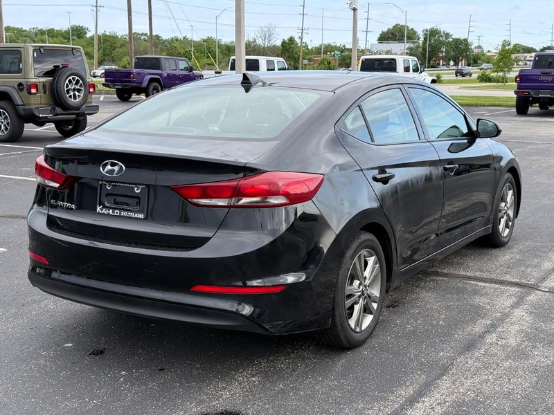 Hyundai Elantra Vehicle Full-screen Gallery Image 3