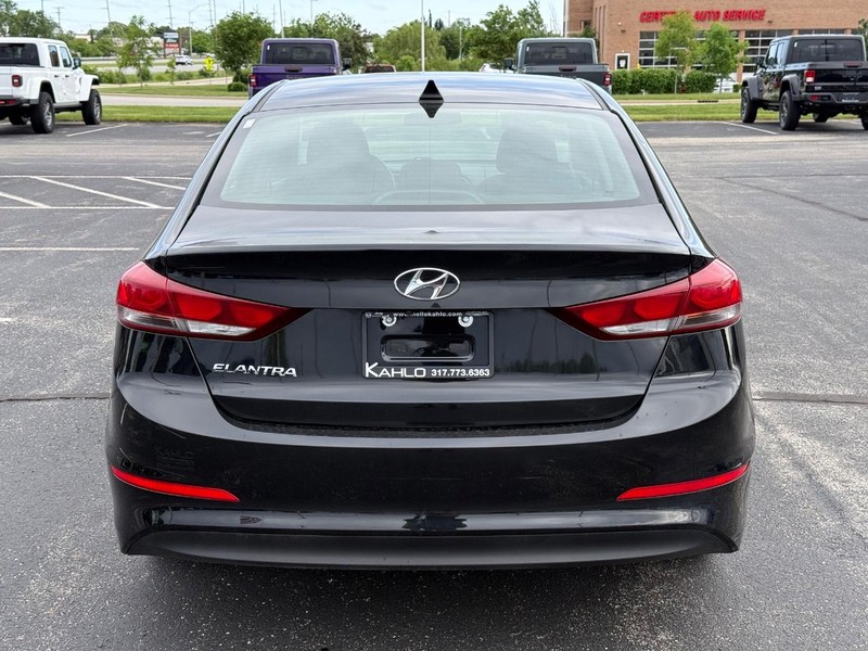 Hyundai Elantra Vehicle Full-screen Gallery Image 4