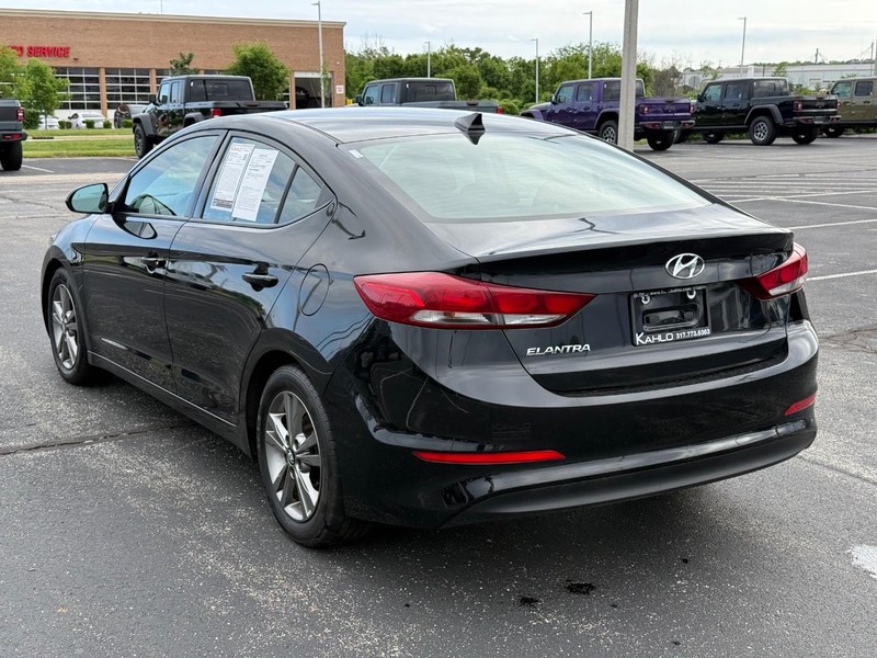 Hyundai Elantra Vehicle Full-screen Gallery Image 5