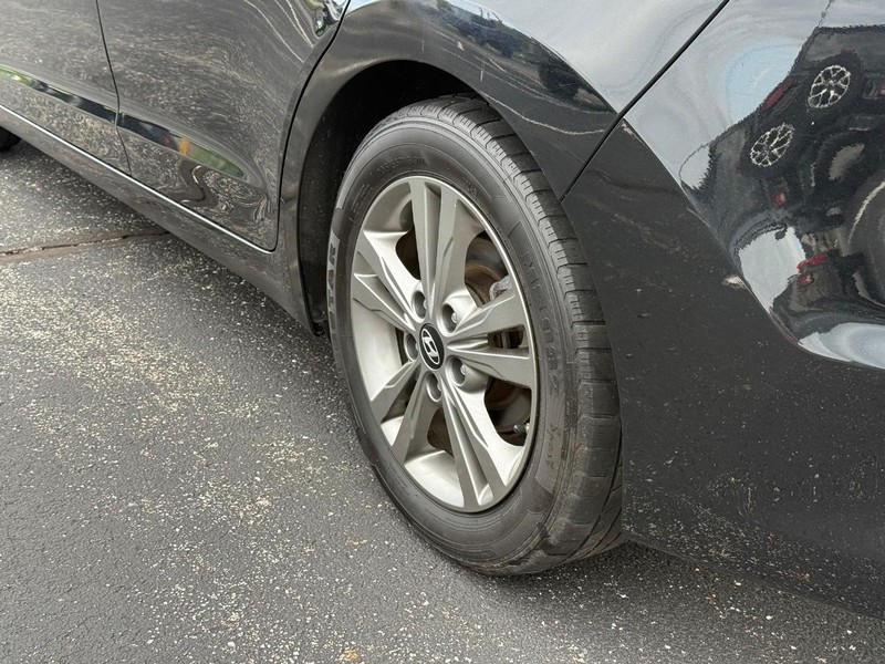 Hyundai Elantra Vehicle Full-screen Gallery Image 6