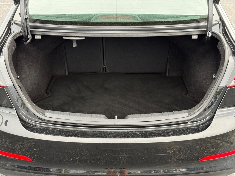 Hyundai Elantra Vehicle Full-screen Gallery Image 7