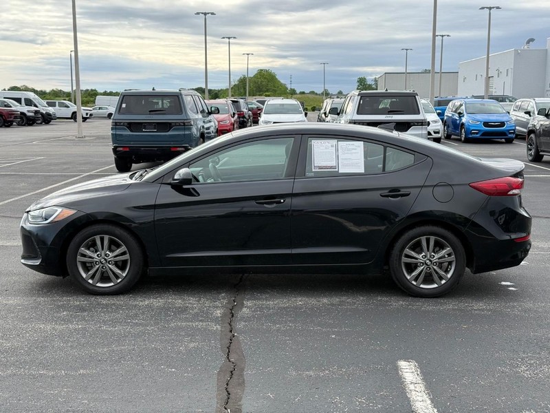 Hyundai Elantra Vehicle Full-screen Gallery Image 8