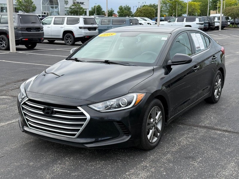 Hyundai Elantra Vehicle Full-screen Gallery Image 9