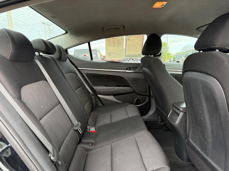 Hyundai Elantra Vehicle Full-screen Gallery Image 11