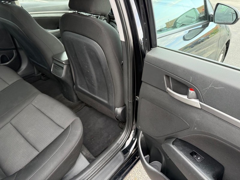 Hyundai Elantra Vehicle Full-screen Gallery Image 12