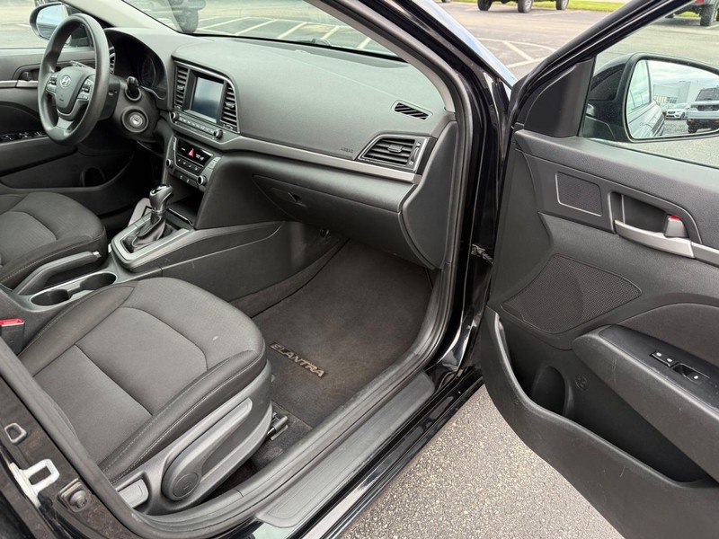Hyundai Elantra Vehicle Full-screen Gallery Image 15