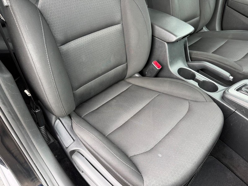 Hyundai Elantra Vehicle Full-screen Gallery Image 16