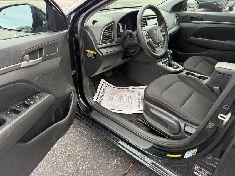 Hyundai Elantra Vehicle Full-screen Gallery Image 17