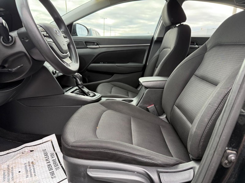 Hyundai Elantra Vehicle Full-screen Gallery Image 18