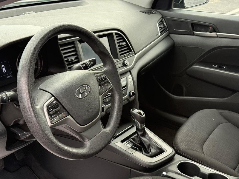 Hyundai Elantra Vehicle Full-screen Gallery Image 19