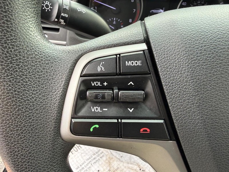 Hyundai Elantra Vehicle Full-screen Gallery Image 20