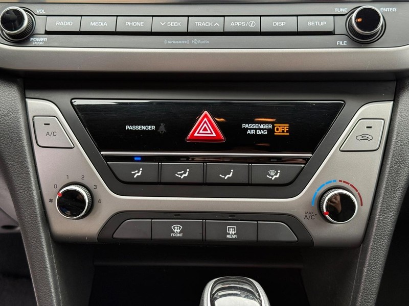 Hyundai Elantra Vehicle Full-screen Gallery Image 24