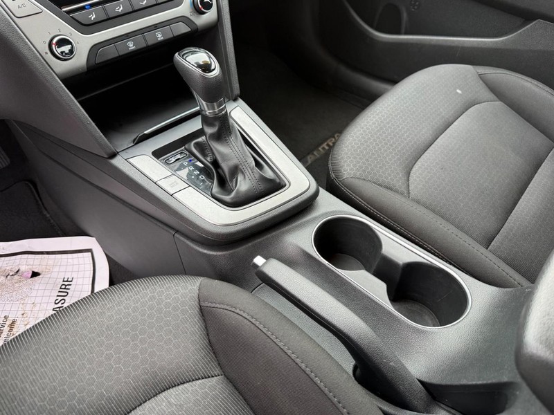 Hyundai Elantra Vehicle Full-screen Gallery Image 25