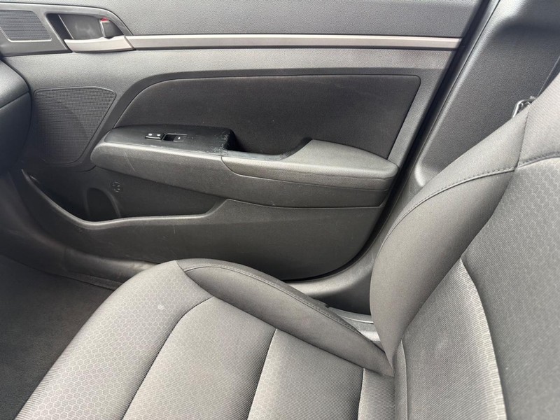 Hyundai Elantra Vehicle Full-screen Gallery Image 26