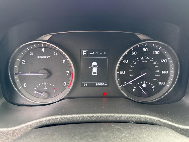 Hyundai Elantra Vehicle Full-screen Gallery Image 27