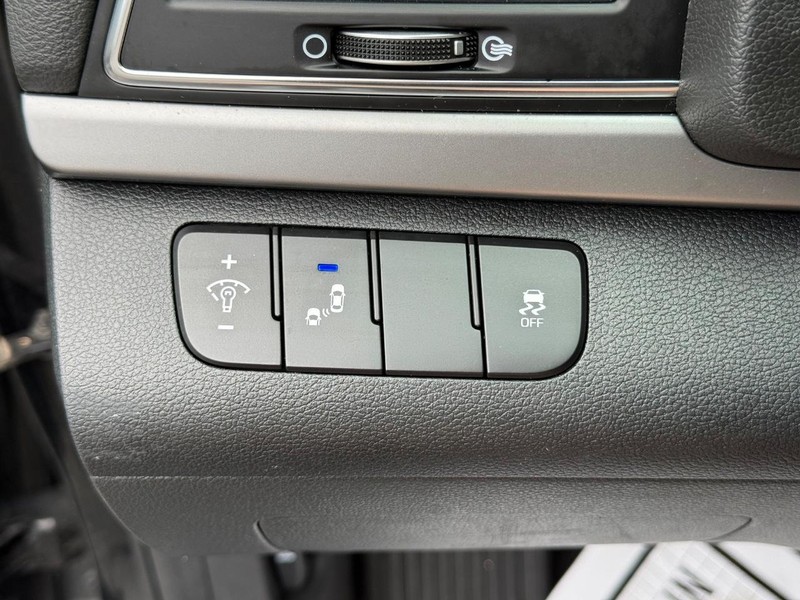 Hyundai Elantra Vehicle Full-screen Gallery Image 29
