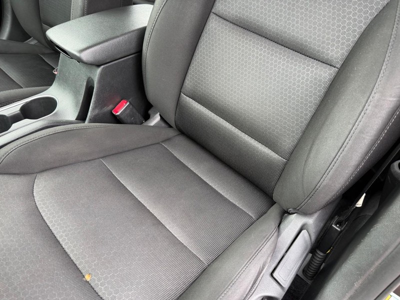 Hyundai Elantra Vehicle Full-screen Gallery Image 30
