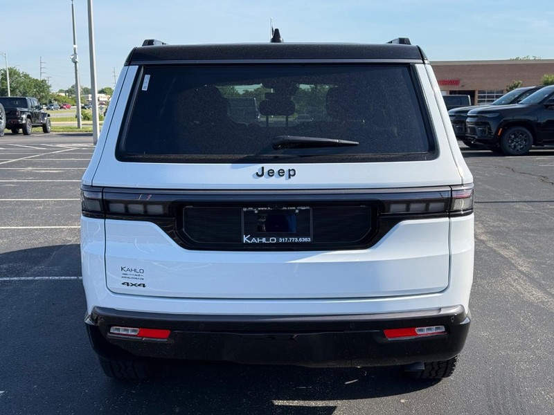 Jeep Grand Wagoneer Vehicle Full-screen Gallery Image 4