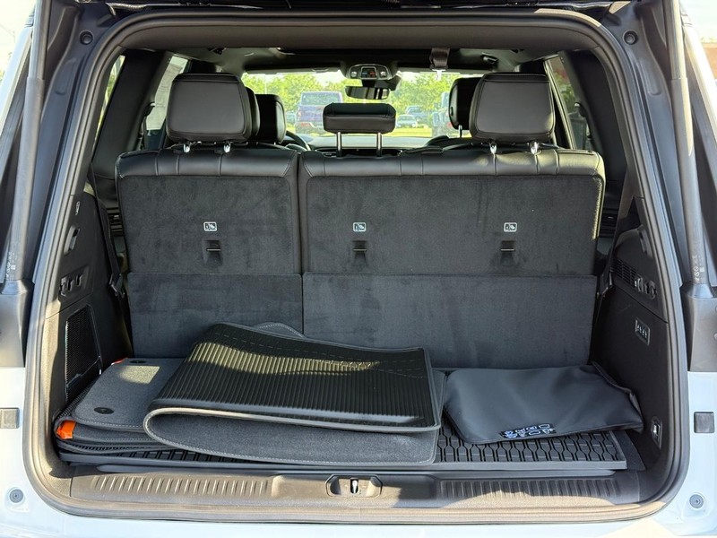 Jeep Grand Wagoneer Vehicle Full-screen Gallery Image 7