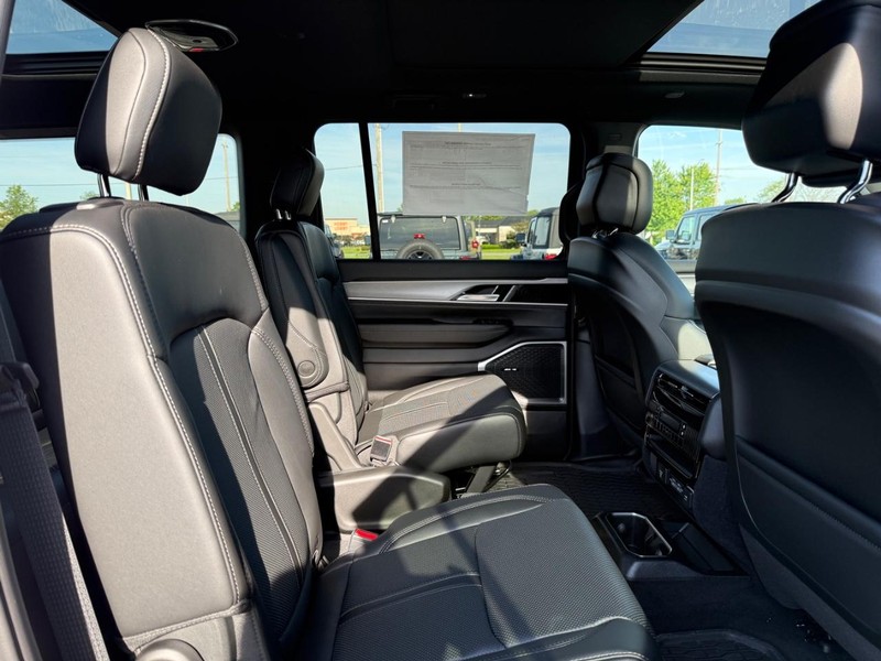 Jeep Grand Wagoneer Vehicle Full-screen Gallery Image 11