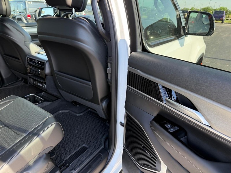 Jeep Grand Wagoneer Vehicle Full-screen Gallery Image 12