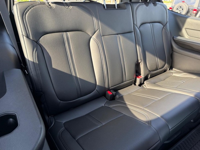 Jeep Grand Wagoneer Vehicle Full-screen Gallery Image 13