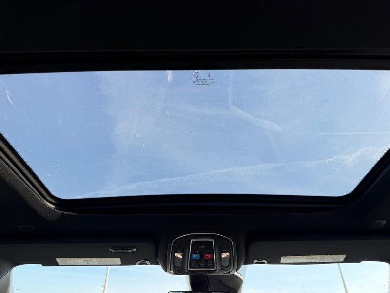 Jeep Grand Wagoneer Vehicle Full-screen Gallery Image 14