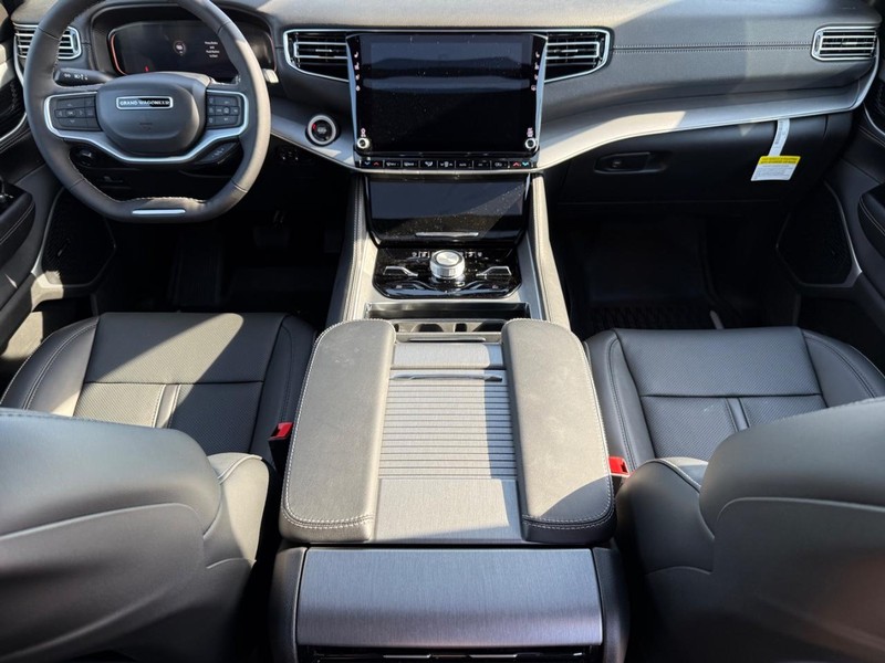 Jeep Grand Wagoneer Vehicle Full-screen Gallery Image 15